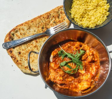 Hint yemeği tikka masala körili pilav ve tavuk, naan ekmek