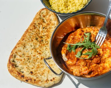 Metal bir kasede Hint körisi