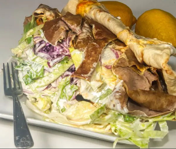Lezzetli bir kuzu donör kebap ve sebze tabağı.