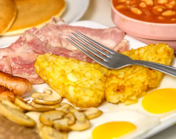 Patatesli tam bir İngiliz kahvaltısı.
