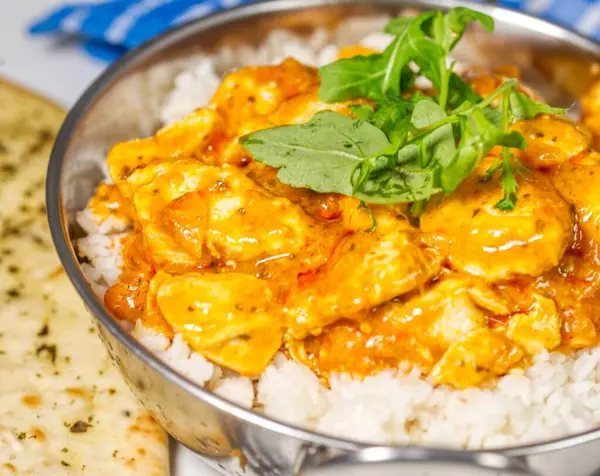 Tavuklu tikka masala ve pirinç.