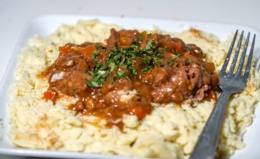 Patates püresi ve biftek güveci. 