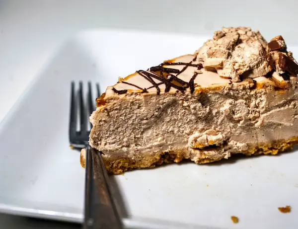 Lezzetli çikolatalı kek ve çatal.