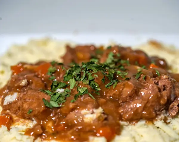 Patates püresi ve biftek güveci. 