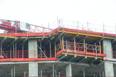 Vinç ve bina yapım aşamasında