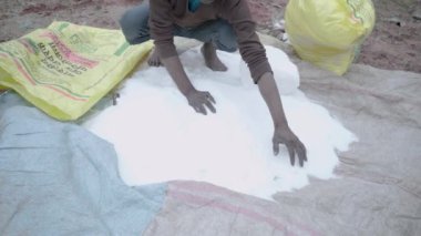 Saharanpur, Uttarpradesh Hindistan-26 Aralık 2024-Hint çiftçiliğinde ürea ve böcek ilaçlarının rolü çok önemlidir. Toprak verimliliğini artırır, ekinleri zararlılardan korur.