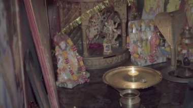 Saharanpur, Uttarpradesh Hindistan-26 Aralık 2024 - Baati 'nin ışığı umut ve rehberliği sembolize eder, Hint tanrılarına ölüm sürecinde ruhlara rehberlik etmeleri için dua edilir..