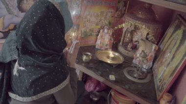 Saharanpur, Uttarpradesh Hindistan-26 Aralık 2024-Hint tapınma geleneklerinde kadınların rolü, dinsel liderliği şekillendiren adanmışlıkları, ritüelleri ve dini liderlikleriyle merkezde yer almaktadır..