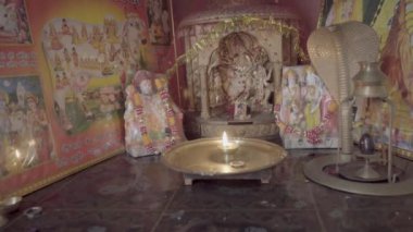 Saharanpur, Uttarpradesh Hindistan-26 Aralık 2024 - Baati 'nin ışığı umut ve rehberliği sembolize eder, Hint tanrılarına ölüm sürecinde ruhlara rehberlik etmeleri için dua edilir.