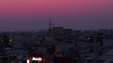 Mükemmel bir akşam manzaralı bir ev. Yüksek kalite 4k görüntü