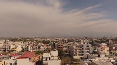 Hindistan 'da Doğa Harikaları ile çevrili güzel evler. Yüksek kalite 4k görüntü