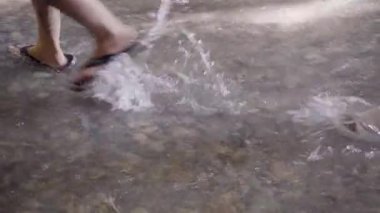 Derede Huzurlu Yolculuk. Yüksek kalite 4k görüntü