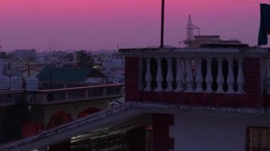 Canlı bir günbatımı, turuncu ve pembe tonlarıyla gökyüzünü boyar. Yüksek kalite 4k görüntü