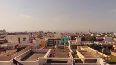 Himalaya bölgesindeki Hindistan 'ın manzarası karlı tepeleri nefes kesen bir manzara sunuyor. Yüksek kalite 4k görüntü