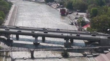 Ganga 'daki Haridwar Köprüsü manzarası