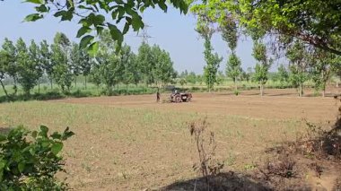 Traktörle tarım arazisi. Yüksek kalite 8K görüntü