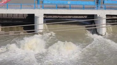 Tehlikeli bir nehir akıntısı. Yüksek kalite 8K görüntü