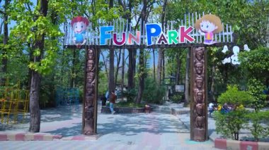 Eğlence Parkı 'nda Parlak Günler ve Oyuncu Yöntemleri. Yüksek kalite 4k görüntü