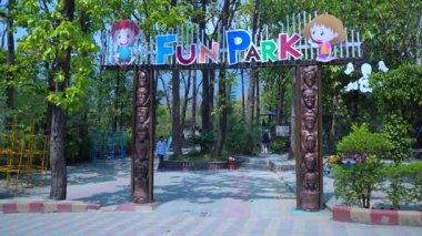 Çocuk parkında eğlenmeyi keşfetmek. Yüksek kalite 4k görüntü