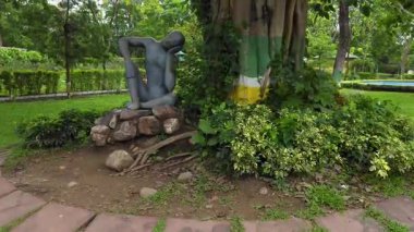 Parktaki Heykel 'e. Yüksek kalite 4k görüntü