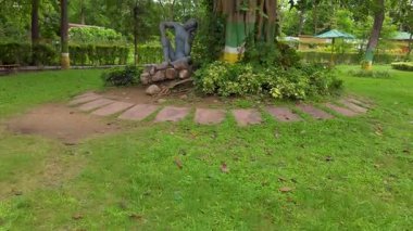 Parktaki Heykel 'e. Yüksek kalite 4k görüntü