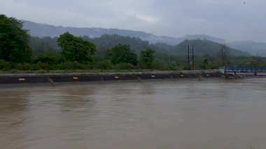 Nehirler Hindistan 'ı oyuyor. Yüksek kalite 4k görüntü