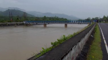 Nehirler Hindistan 'ı oyuyor. Yüksek kalite 4k görüntü