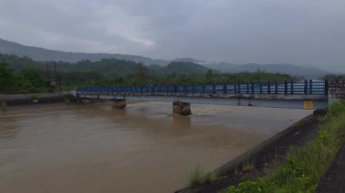 Nehirler Hindistan 'ı oyuyor. Yüksek kalite 4k görüntü