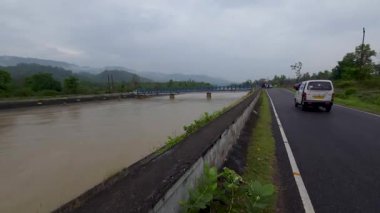 Nehirler Hindistan 'ı oyuyor. Yüksek kalite 4k görüntü