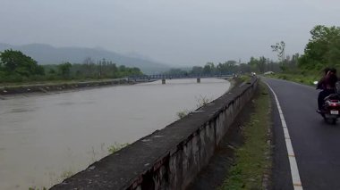 Nehirler Hindistan 'ı oyuyor. Yüksek kalite 4k görüntü