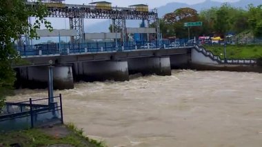 Nehirler Hindistan 'ı oyuyor. Yüksek kalite 4k görüntü