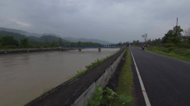 Nehirler Hindistan 'ı oyuyor. Yüksek kalite 4k görüntü