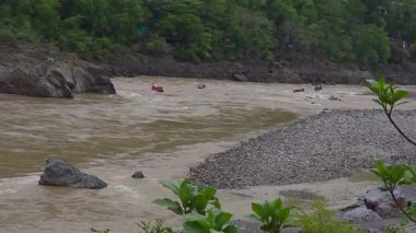 Rishikesh 'teki Ultimate Rafting Experience. Yüksek kalite 4k görüntü