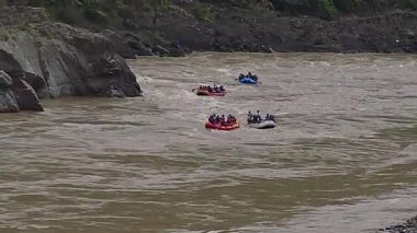 Rishikesh 'teki Ultimate Rafting Experience. Yüksek kalite 4k görüntü