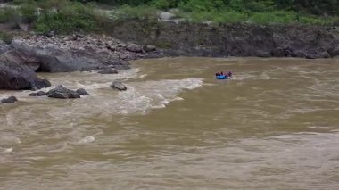 Rafting Bliss Ganga Fast Flow 'da. Yüksek kalite 4k görüntü