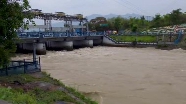 Nehirler Hindistan 'ı oyuyor. Yüksek kalite 4k görüntü