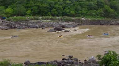 Rafting Bliss Ganga Fast Flow 'da. Yüksek kalite 4k görüntü