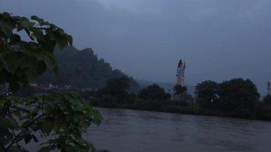 Haridwar 'daki Ganga' nın yanındaki Lord Shiva. Yüksek kalite 4k görüntü