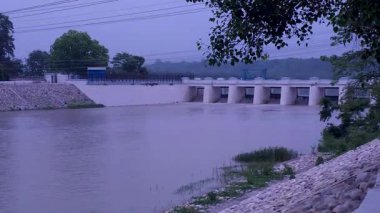 Güç ve Güzellik, India River Barajları iş başında. Yüksek kalite 4k görüntü