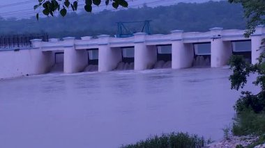 Güç ve Güzellik, India River Barajları iş başında. Yüksek kalite 4k görüntü
