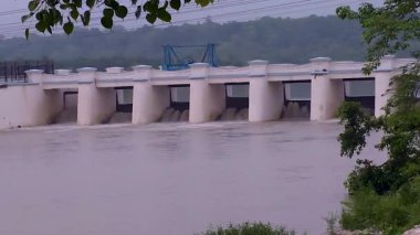 Güç ve Güzellik, India River Barajları iş başında. Yüksek kalite 4k görüntü