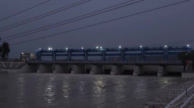 Haridwar 'daki Baraj Nehri' nin yanında Huzurlu Geceler