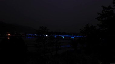 Işıklarda Aydınlanan Bir Köprü Büyülü Gece Manzarası. Yüksek kalite 4k görüntü