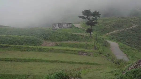 Himalayaların Kalbindeki Gizli Kulübeler. Yüksek kalite fotoğraf