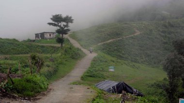 Himalayalar 'ın dolambaçlı yollarında dolaşıyordu. Yüksek kalite fotoğraf