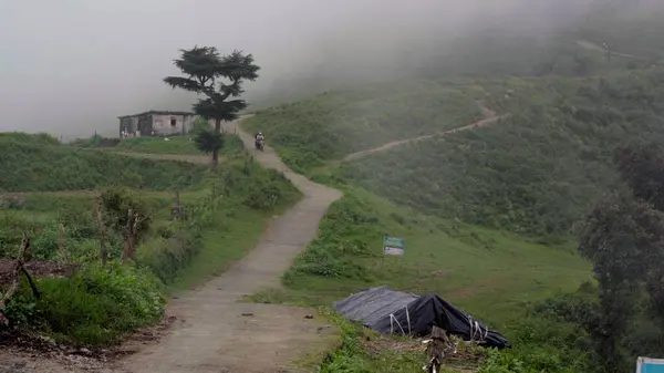 Dünyanın Çatı Arasında Adımlar