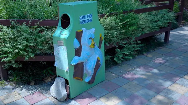 Çöp kutusu kullanımı ve onun atık yönetimindeki rolü. Yüksek Kalite Resim