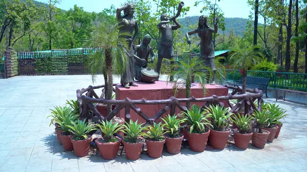 Peaceful Park 'taki muhteşem heykel. Yüksek Kalite Resim