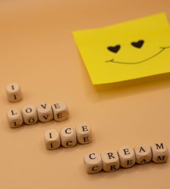 Kahvaltı İçin Mutlu Dondurmalar: Kahvaltı Günü İçin Dondurma Konsepti