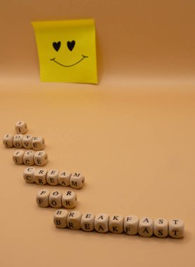 Kahvaltı İçin Mutlu Dondurmalar: Kahvaltı Günü İçin Dondurma Konsepti